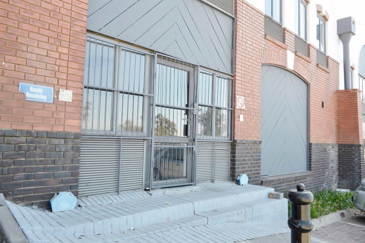 EXCEPTIONAL LIGHT INDUSTRIAL/COMMERCIAL, 648 sqm unit, TOP CLASS UNIT, GOOD LOCATION IN SECURE PARK