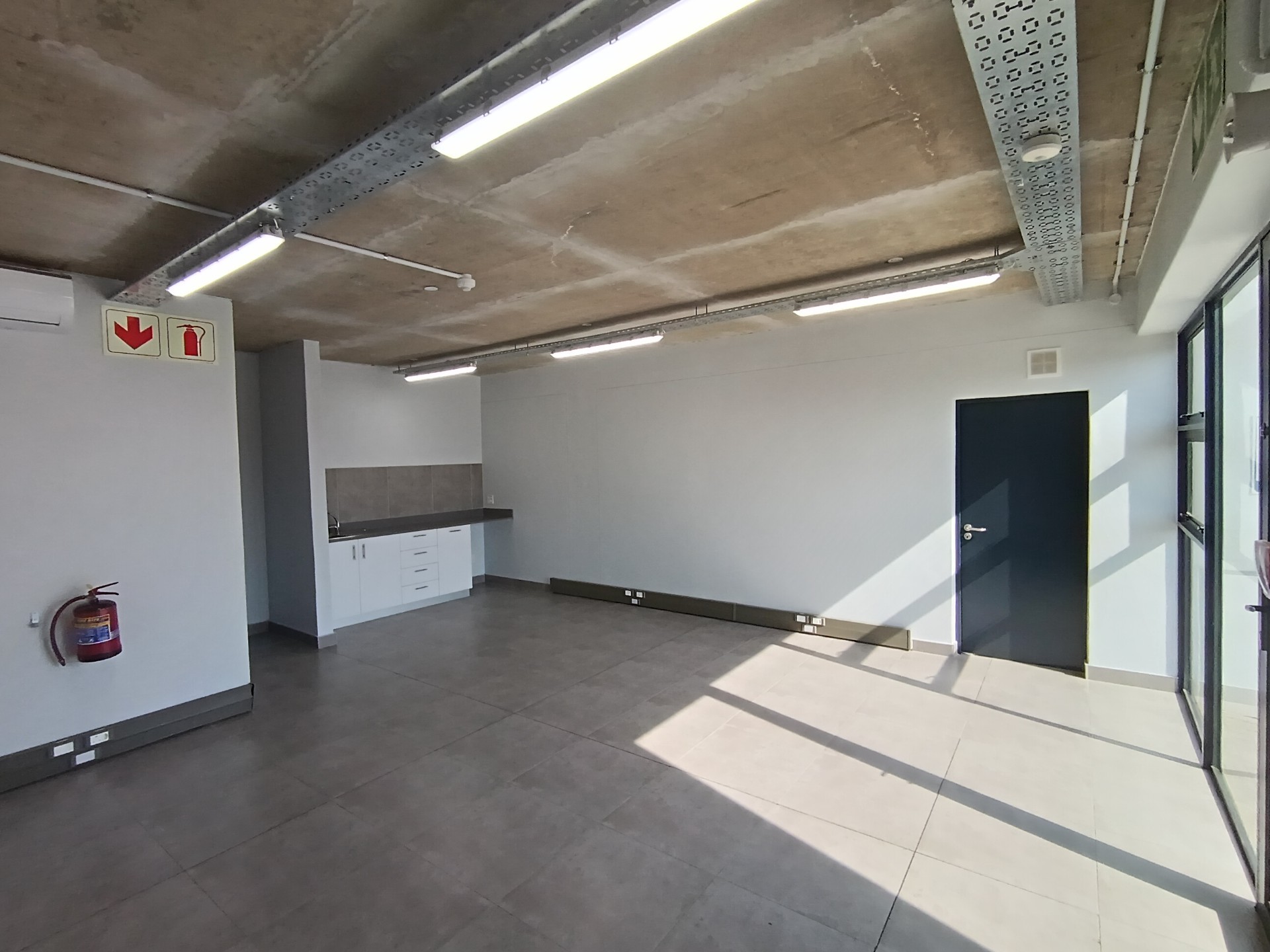 Warehouse for rent in Glen Anil, Durban North, KwaZulu Natal, 562 m²