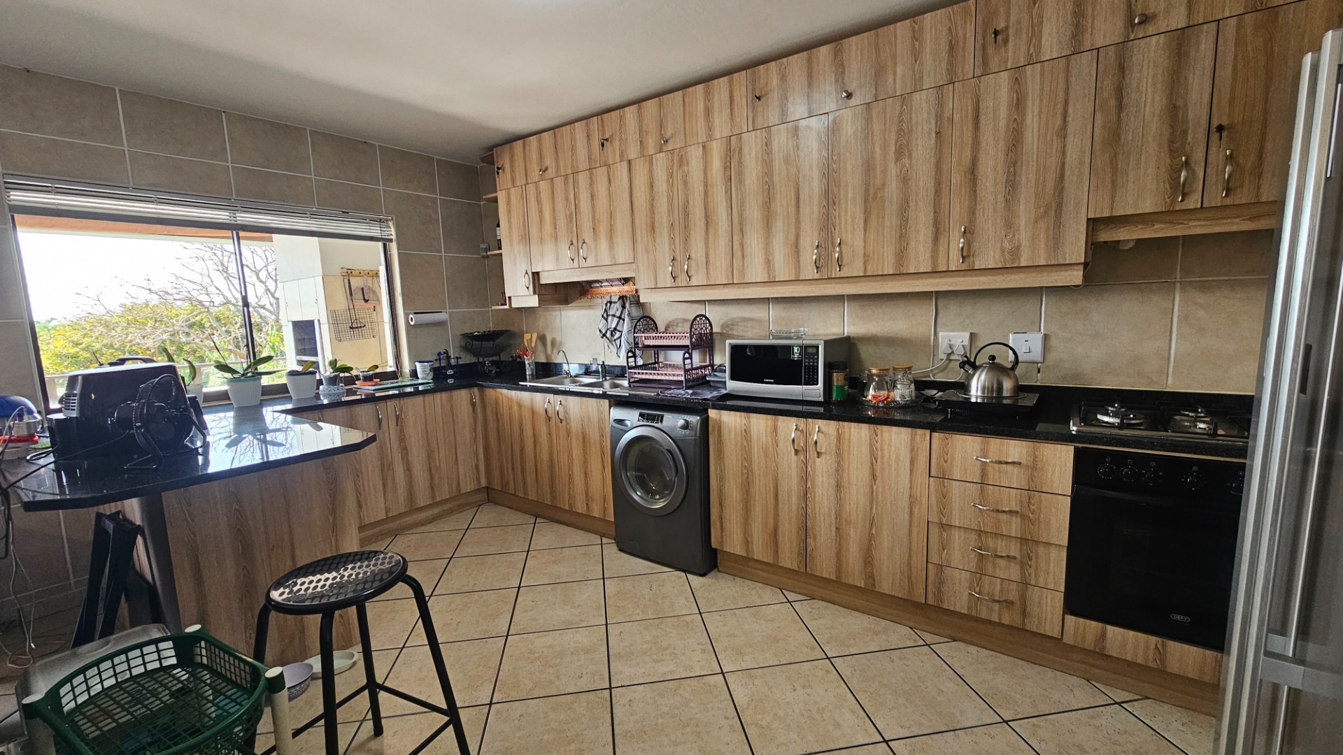 Spacious Coastal Apartment with Jacuzzi and Entertainer's Veranda in Uvongo