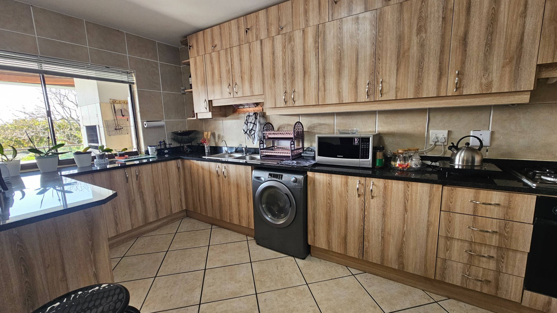 Spacious Coastal Apartment with Jacuzzi and Entertainer's Veranda in Uvongo