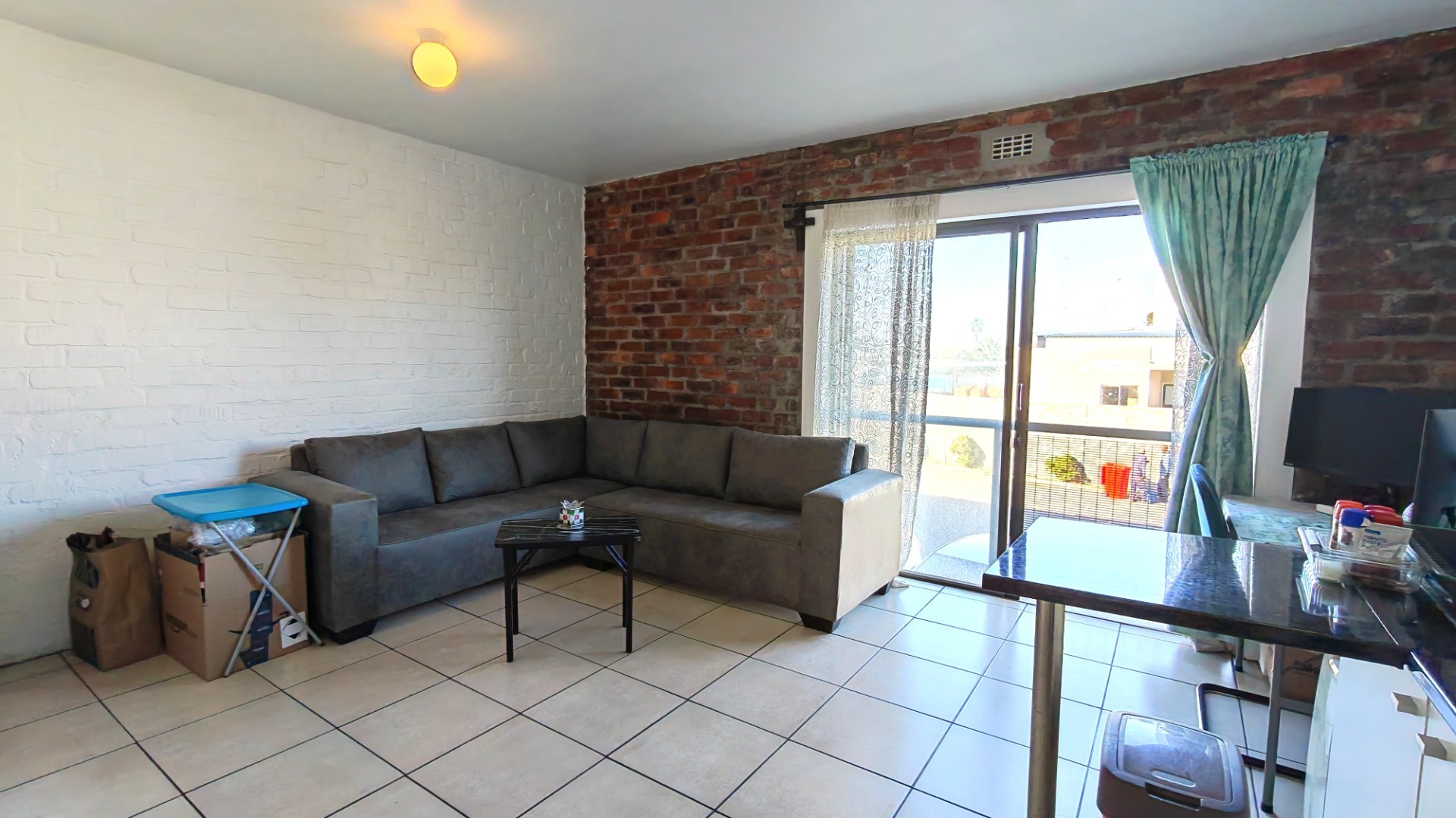 Prime First Floor 1-Bedroom Apartment in Sought-After Palm Springs, Brooklyn, Cape Town 3
