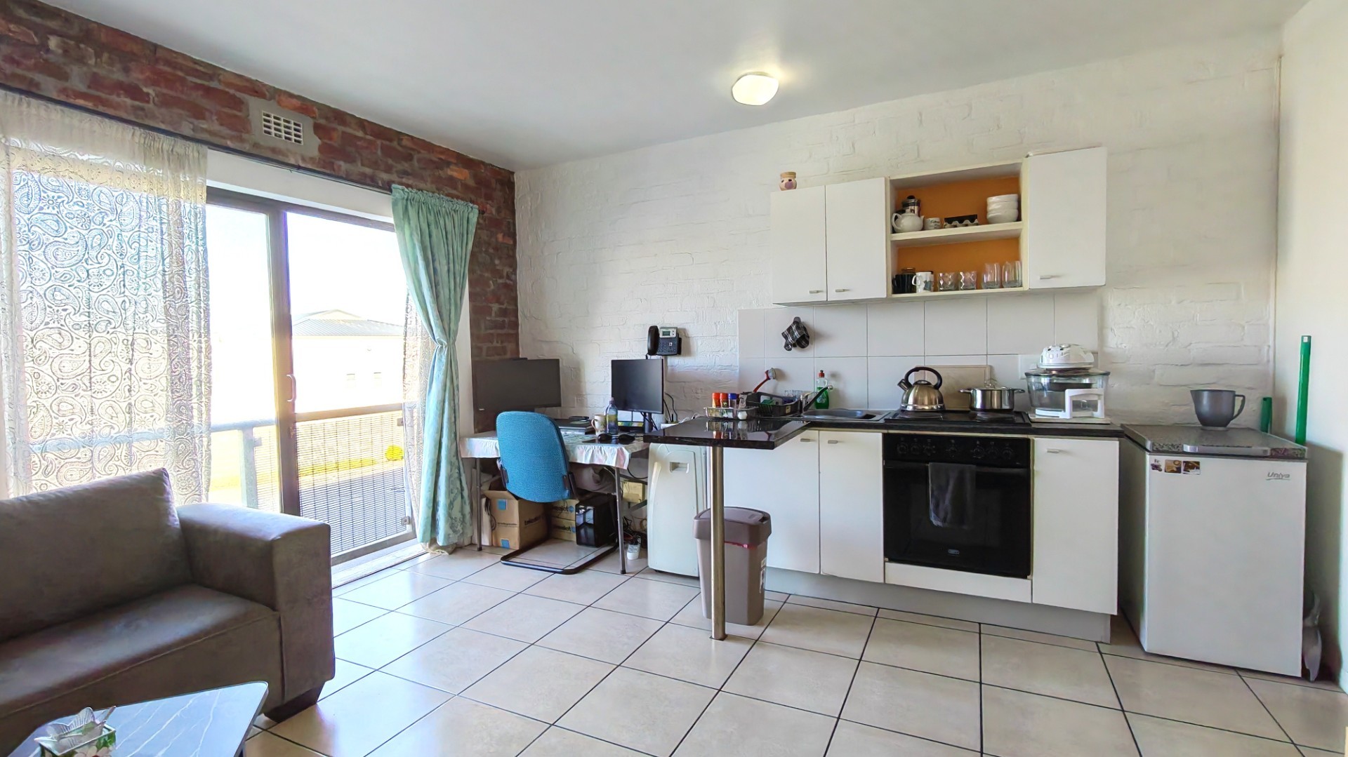 Prime First Floor 1-Bedroom Apartment in Sought-After Palm Springs, Brooklyn, Cape Town 2
