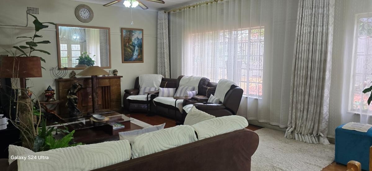 Charming Family Home with Granny Cottage and Beautiful Outdoor Living 2