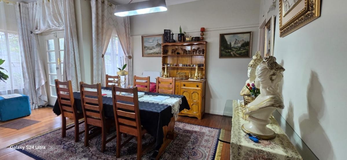 Charming Family Home with Granny Cottage and Beautiful Outdoor Living 5