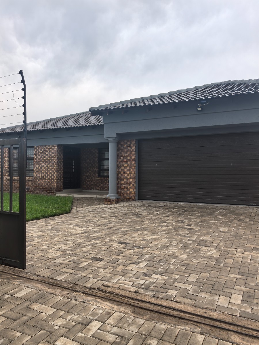 House for sale in Aerorand, Middelburg