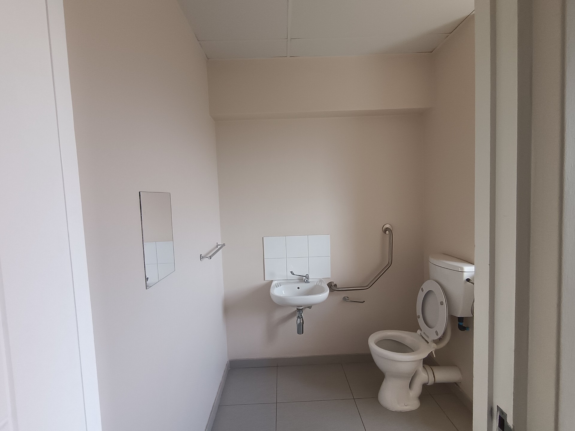 Office for rent in Mount Edgecombe, KwaZulu Natal, 121 m²