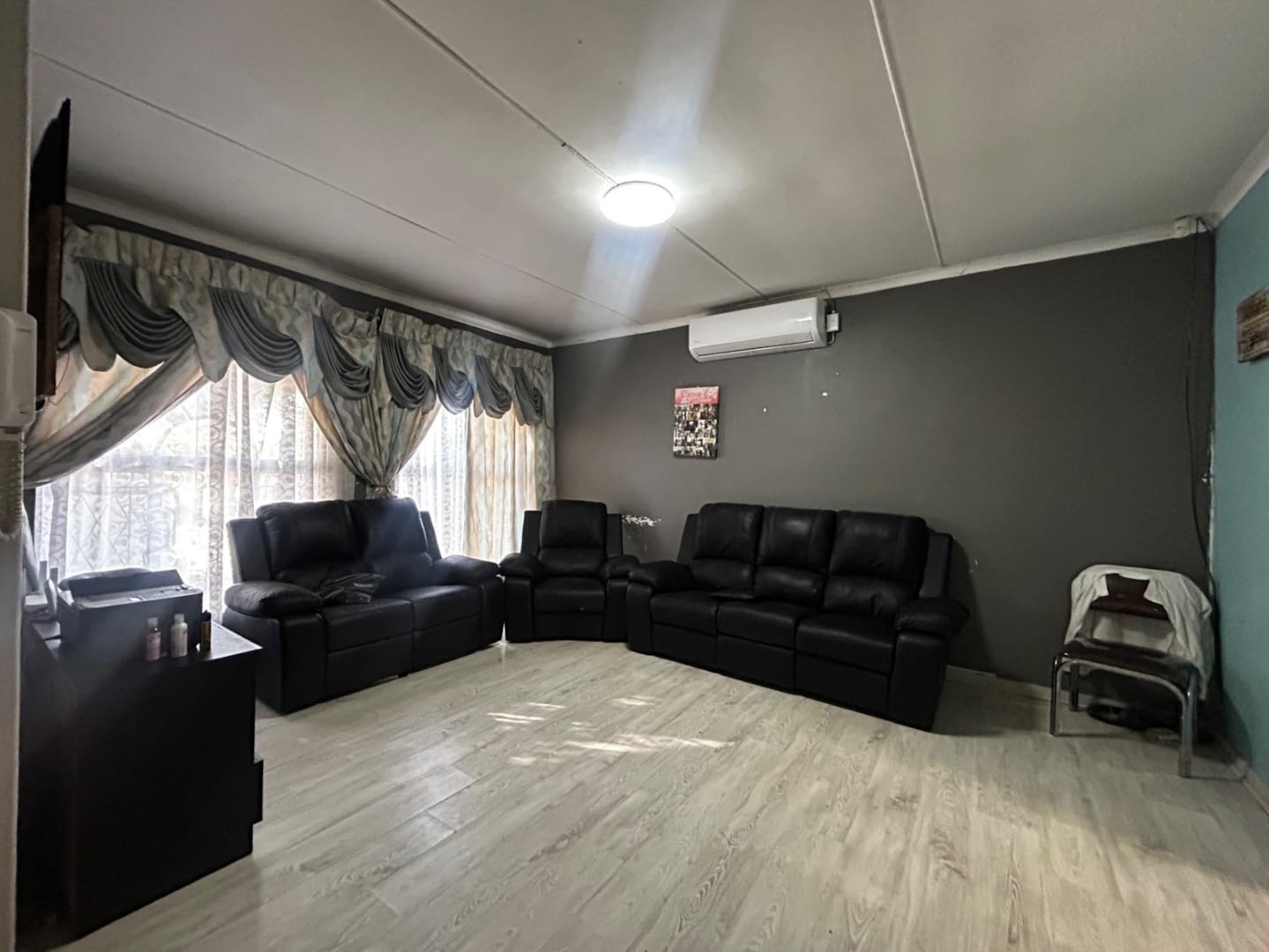 Home with 2 x Flats and Spacious Yard in Carters Glen! 2