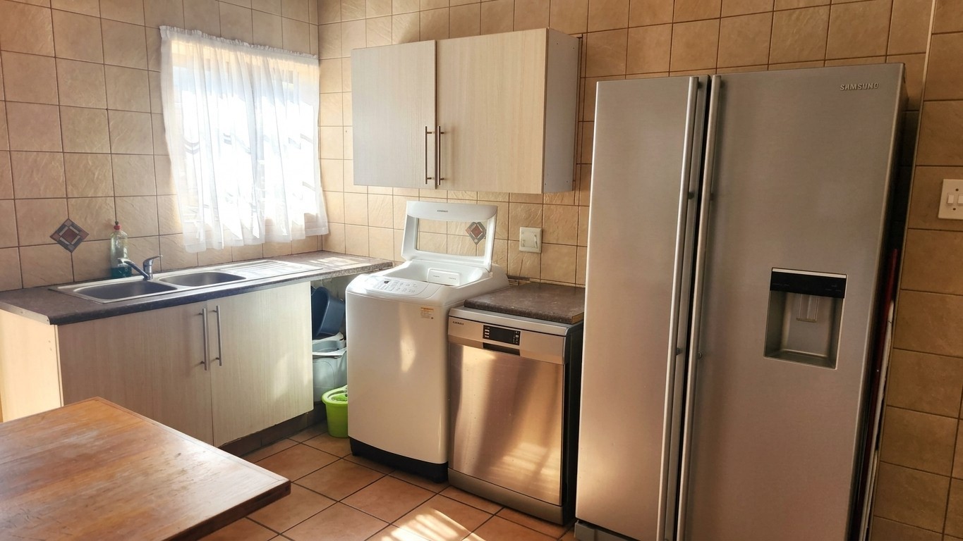Charming Family Home with Modern Cottage, Swimming Pool and Spacious Garden 5