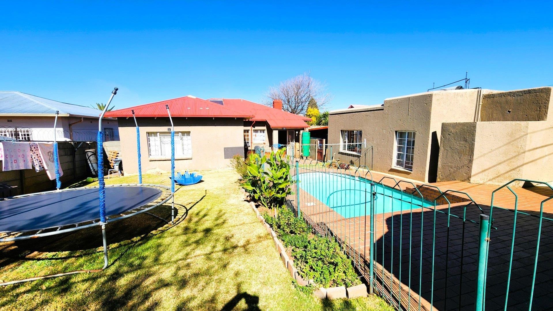 Charming Family Home with Modern Cottage, Swimming Pool and Spacious Garden 2