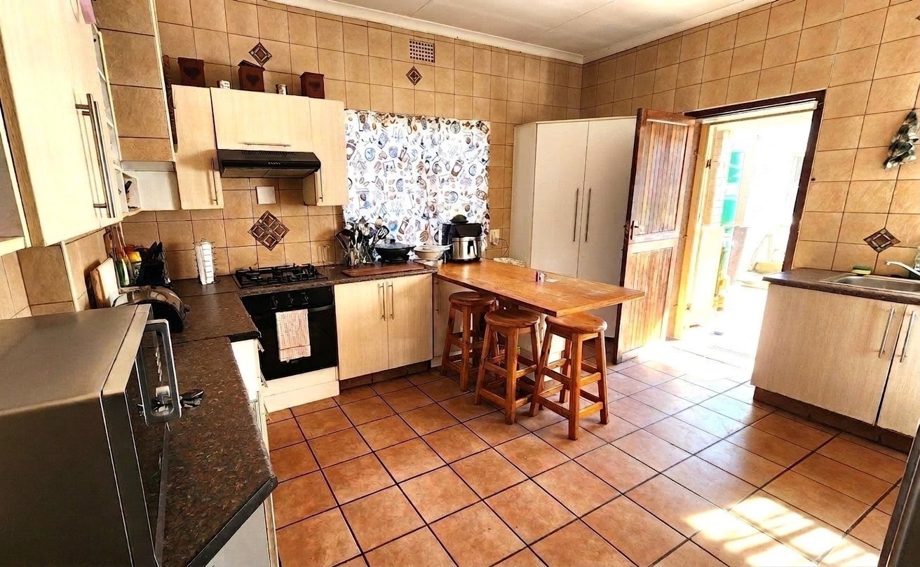 Charming Family Home with Modern Cottage, Swimming Pool and Spacious Garden 3