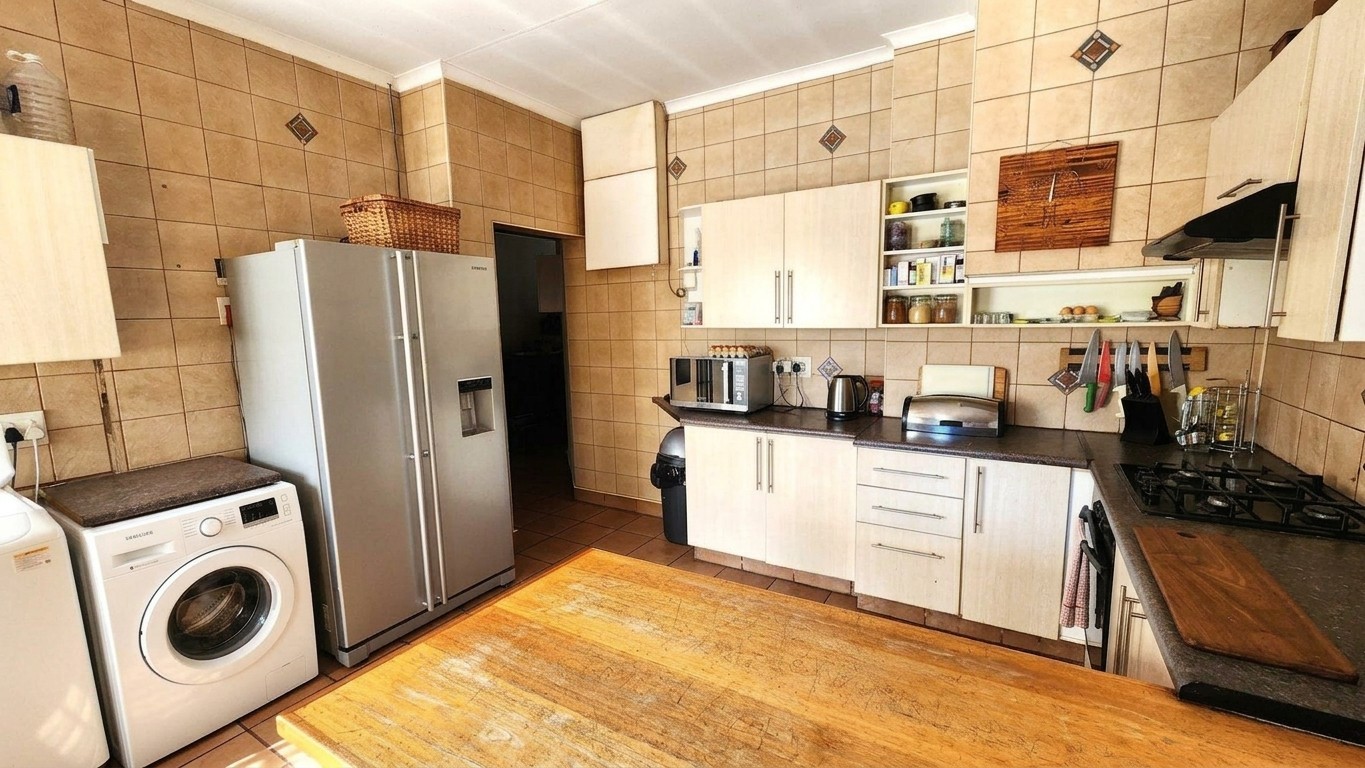 Charming Family Home with Modern Cottage, Swimming Pool and Spacious Garden 4