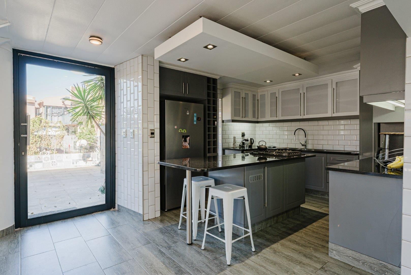 Stylish 2-bed 2-bath Tri-Level Duplex with Scenic Views