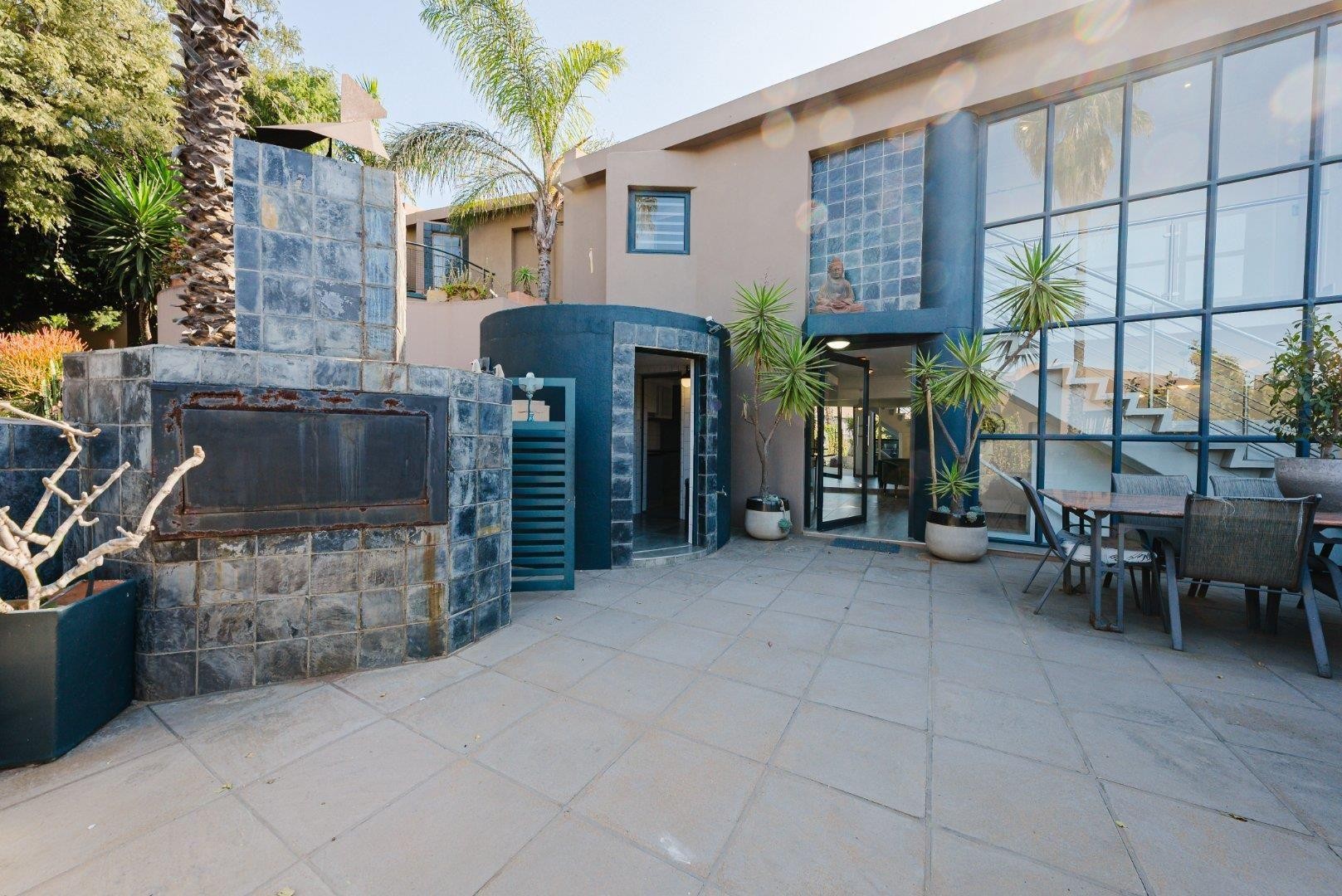 Stylish 2-bed 2-bath Tri-Level Duplex with Scenic Views