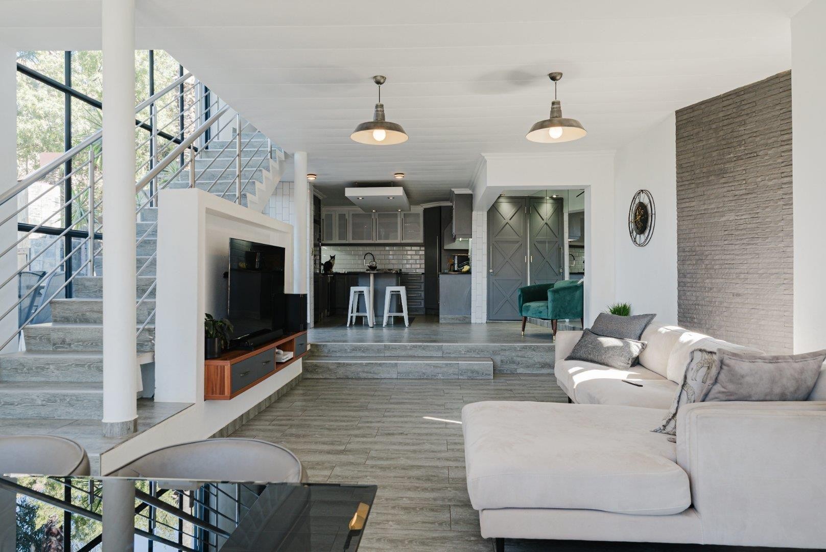 Stylish 2-bed 2-bath Tri-Level Duplex with Scenic Views