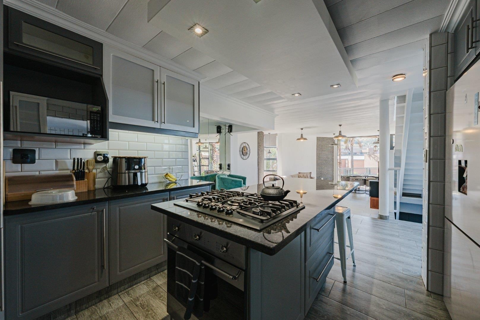 Stylish 2-bed 2-bath Tri-Level Duplex with Scenic Views
