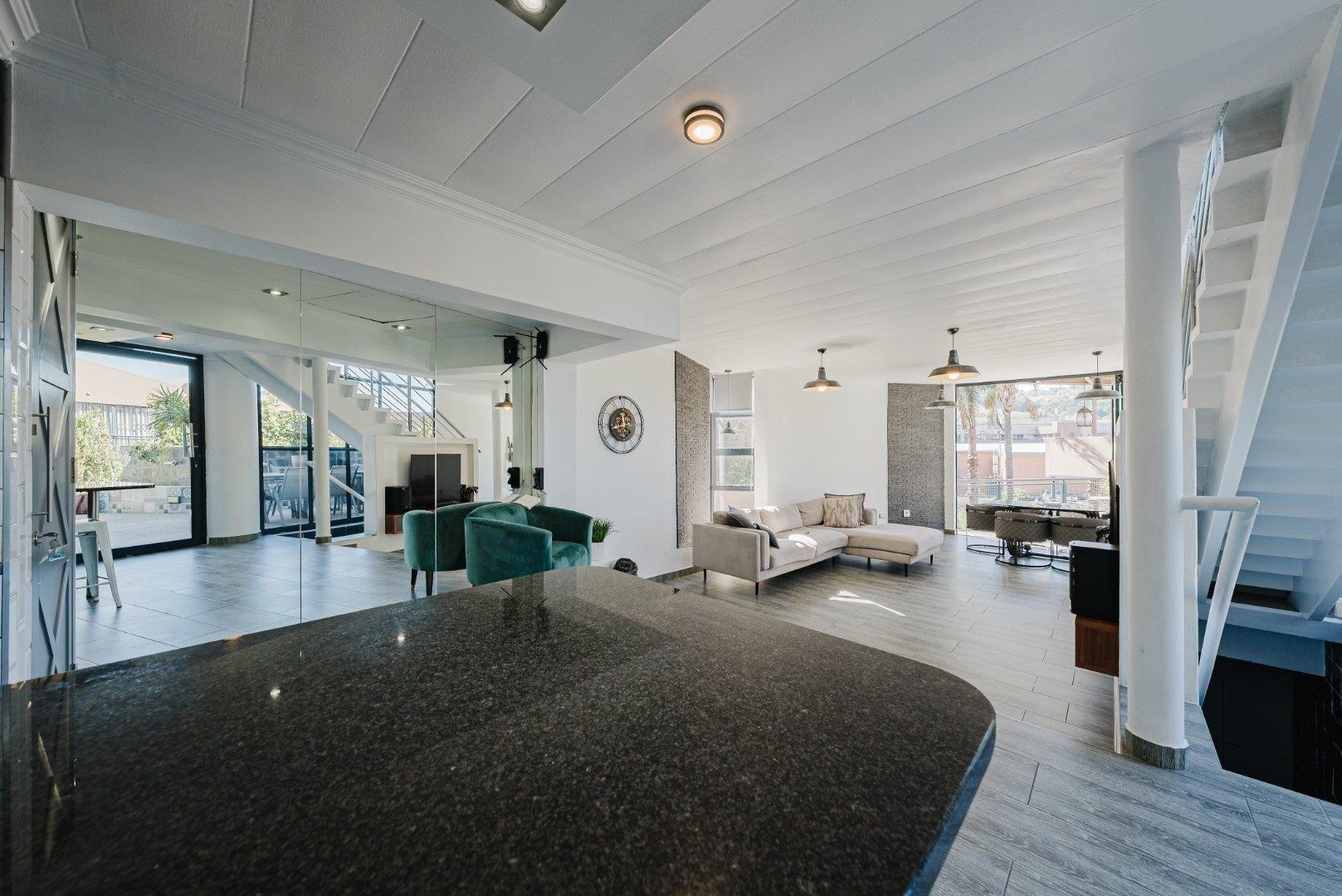 Stylish 2-bed 2-bath Tri-Level Duplex with Scenic Views