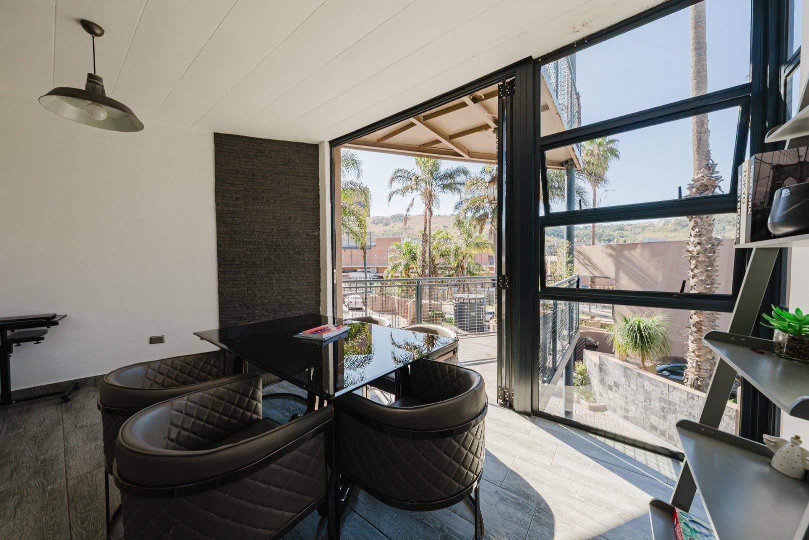 Stylish 2-bed 2-bath Tri-Level Duplex with Scenic Views