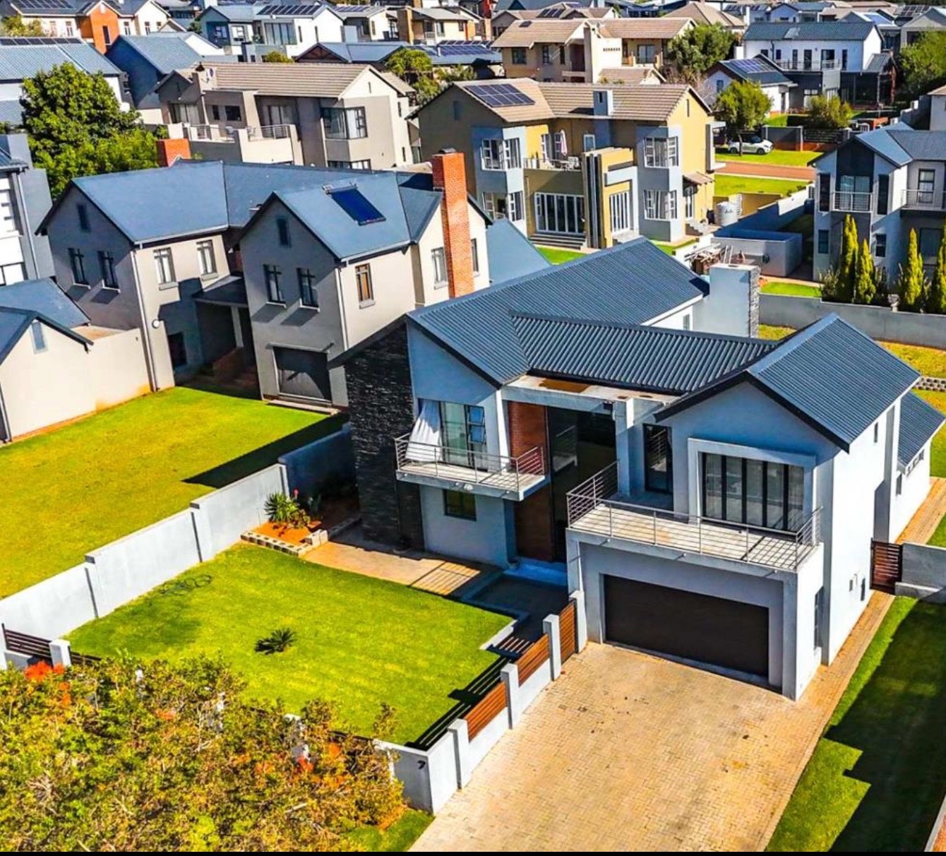 Light and Bright Contemporary 5-Bedroom Home
