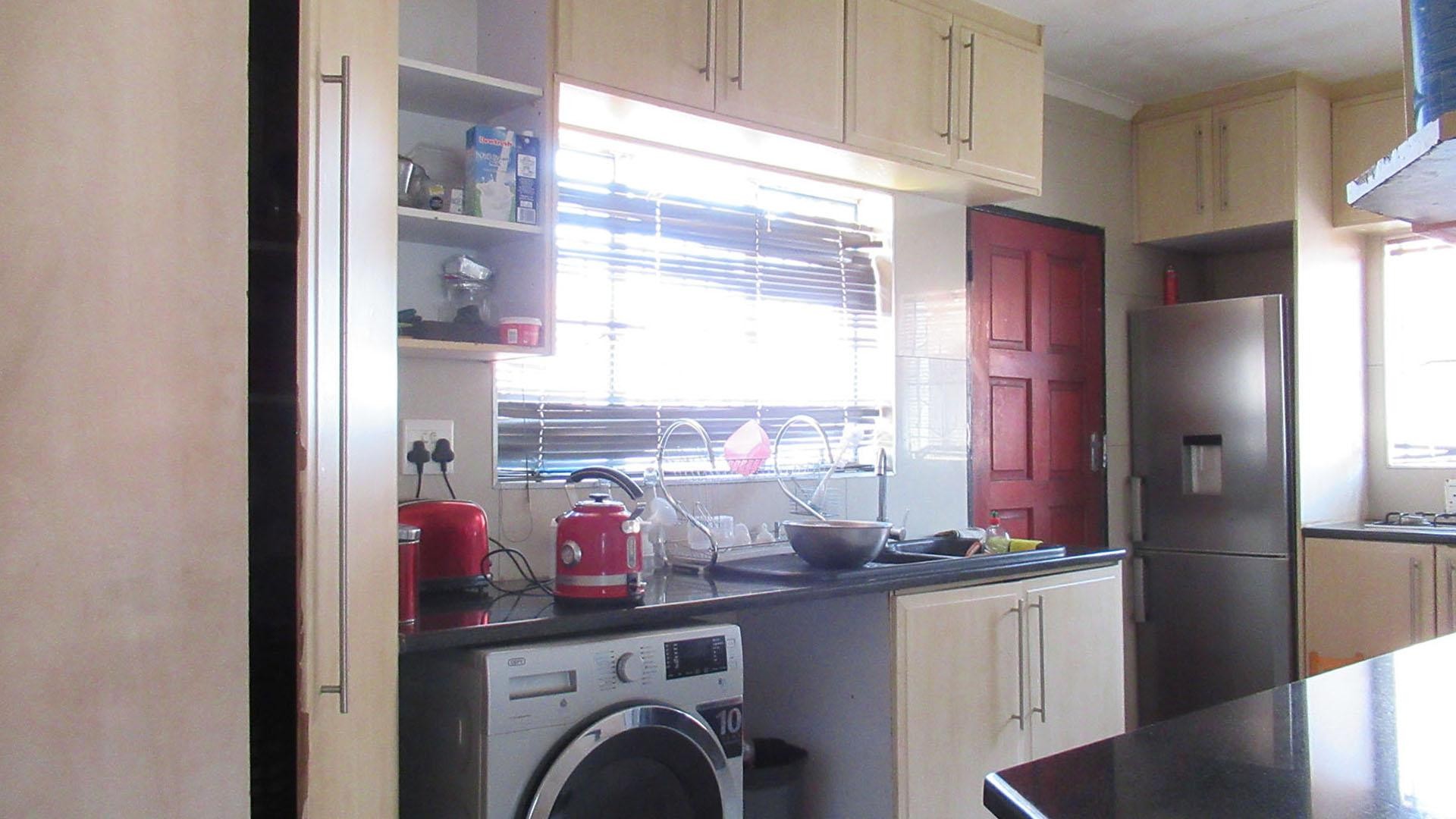 House for sale in Lenasia South, Johannesburg, 140 m²