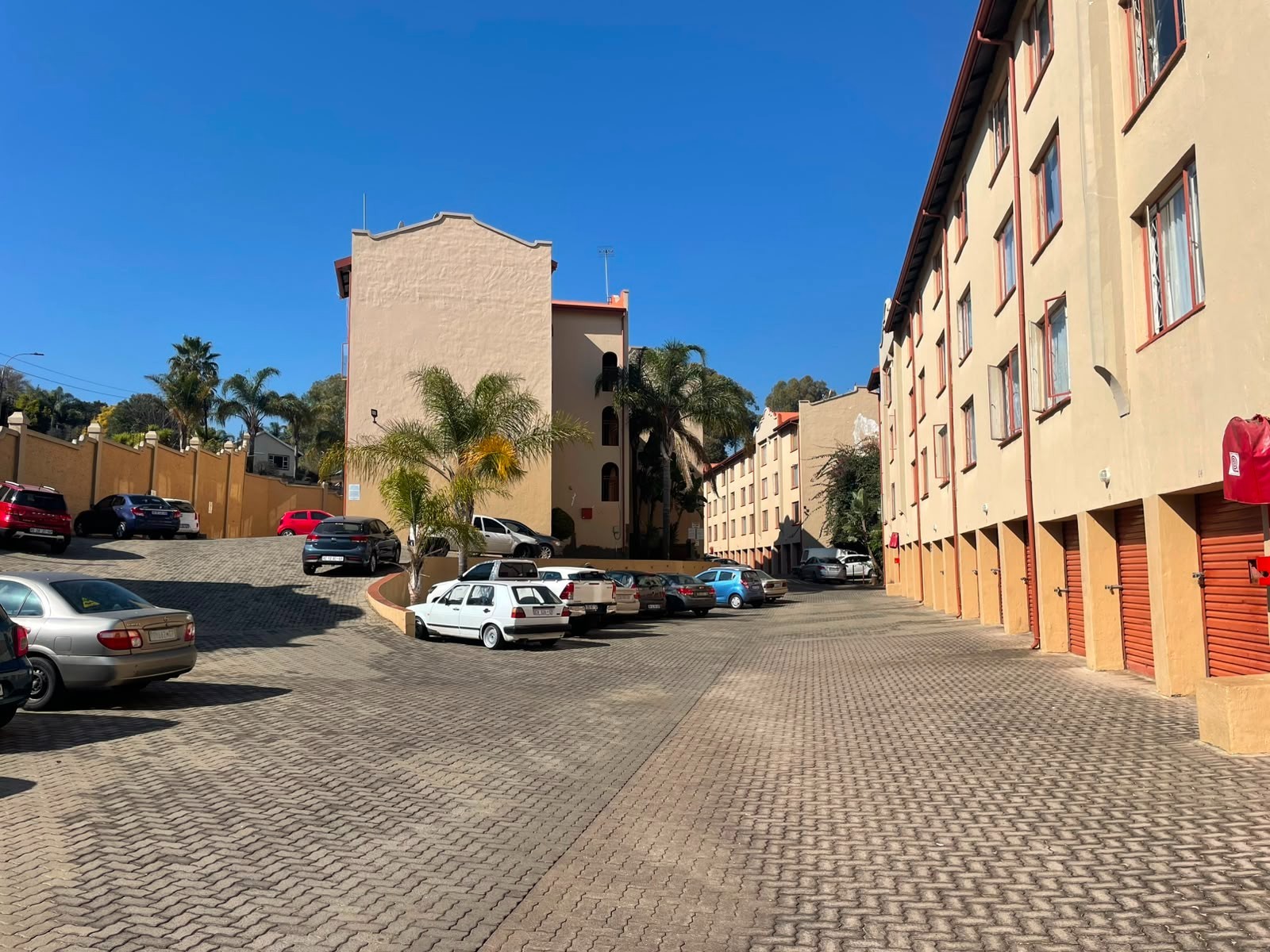 2-bedroom apartment in a lovely secure complex in Helderkruin,Roodepoort