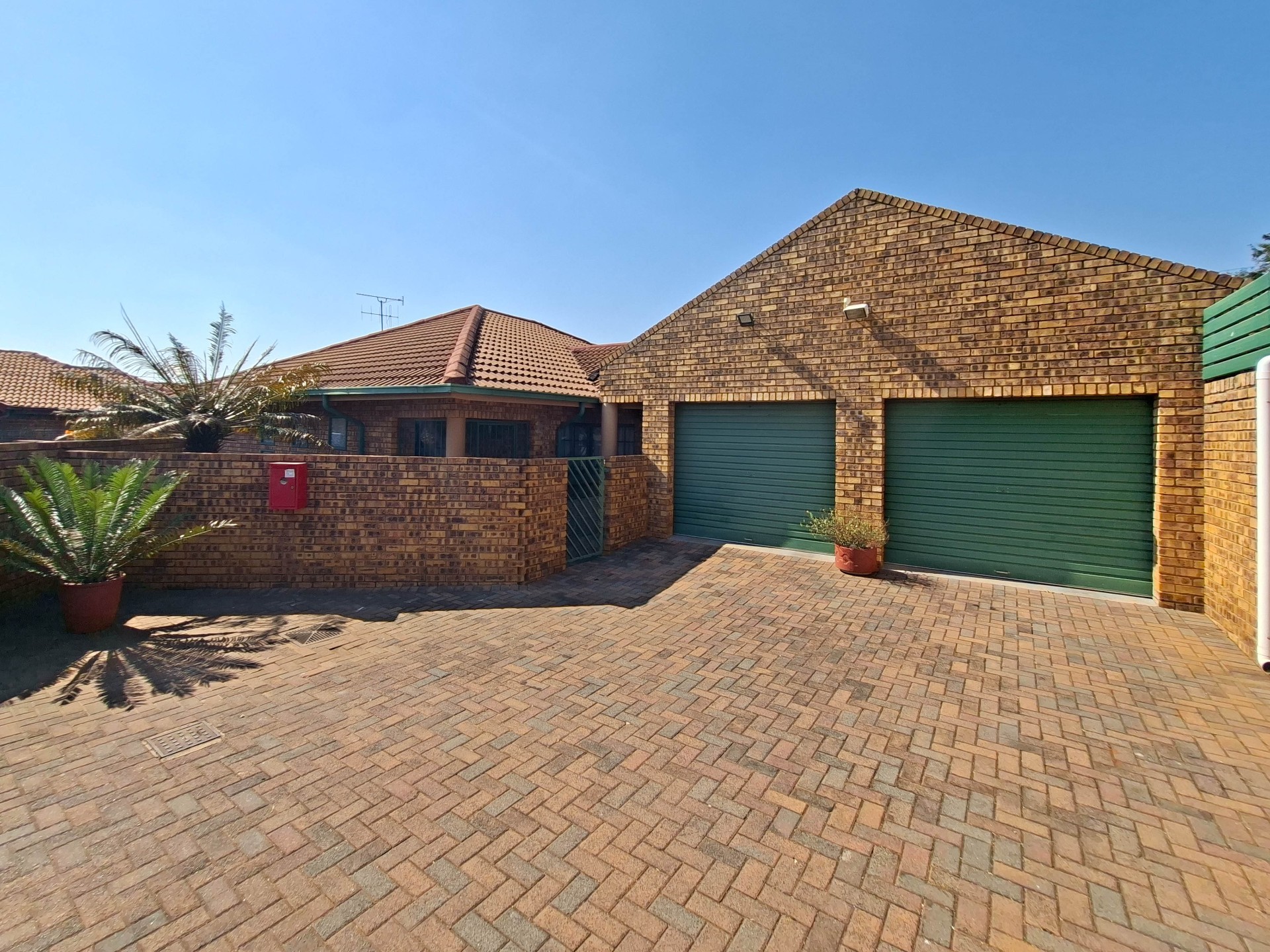 Townhouse For Sale in Hennopspark, Centurion