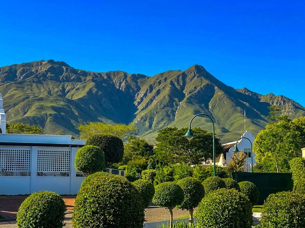 Contemporary Cape Dutch Fairway Sanctuary: Architectural Perfection in Fancourt, George, SA