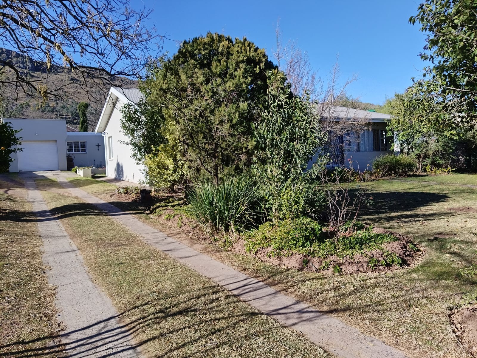 Spacious 4 Bedroom Family Home with Solar and Water Backup For Sale in Bergsig, Queenstown