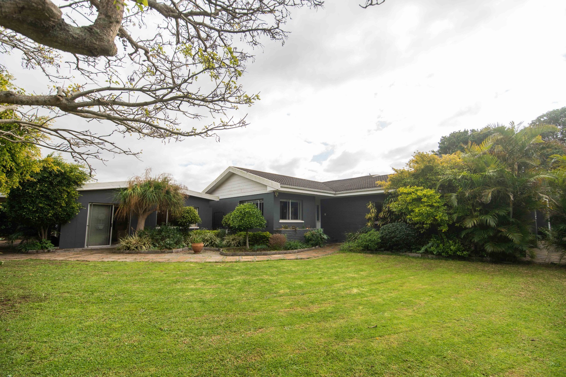 Exceptional Family Home with Fantastic Entertainment Areas, a fully Self-Contained Flat and Borehole