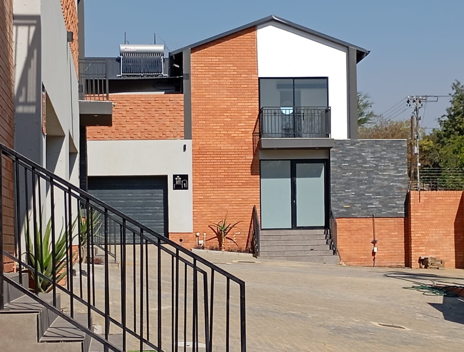 3 BED DUPLEX TOWNHOUSE TO LET