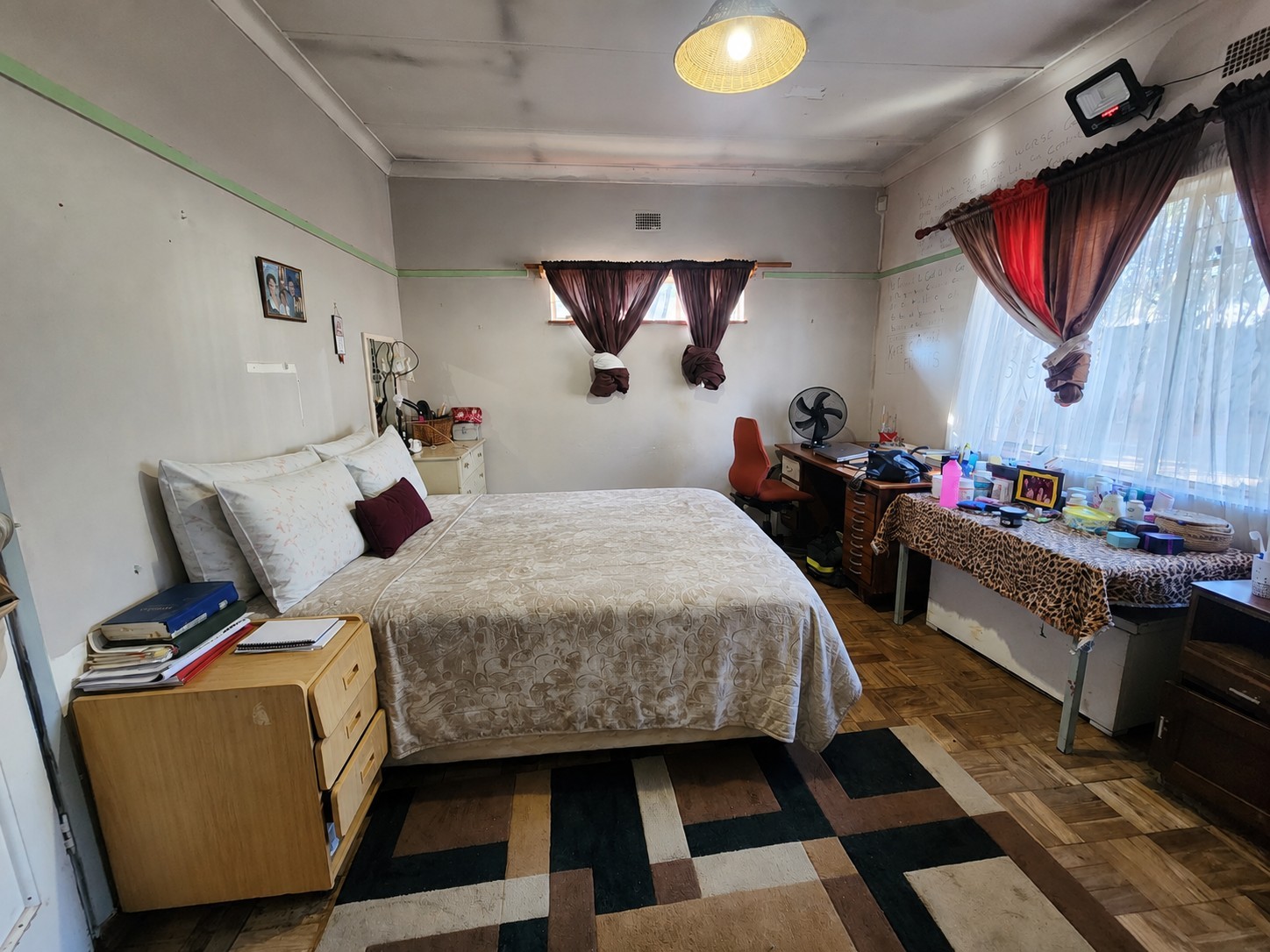 4 Bedroom  House with potential 1 Bedroom Flat Investors Property For Sale