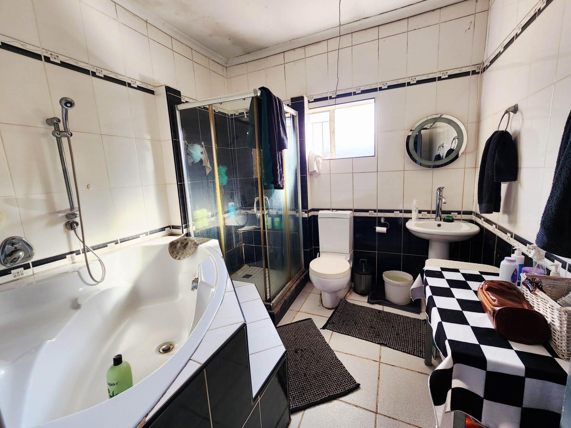 4 Bedroom  House with potential 1 Bedroom Flat Investors Property For Sale