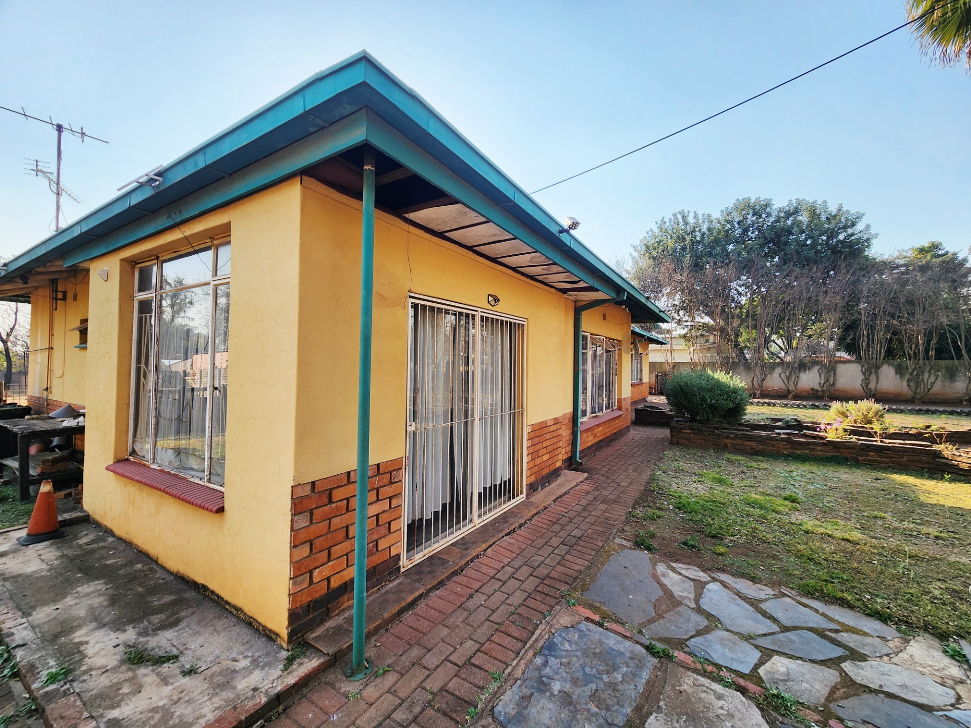 4 Bedroom  House with potential 1 Bedroom Flat Investors Property For Sale