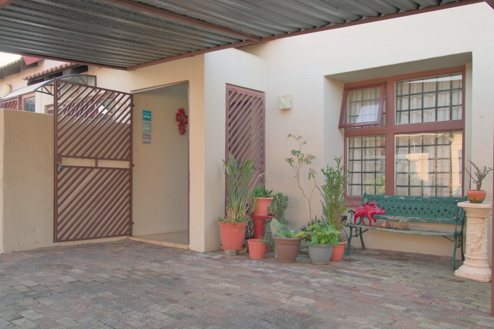 Perfectly priced! Pet-friendly two-bed townhouse - with no stairs!