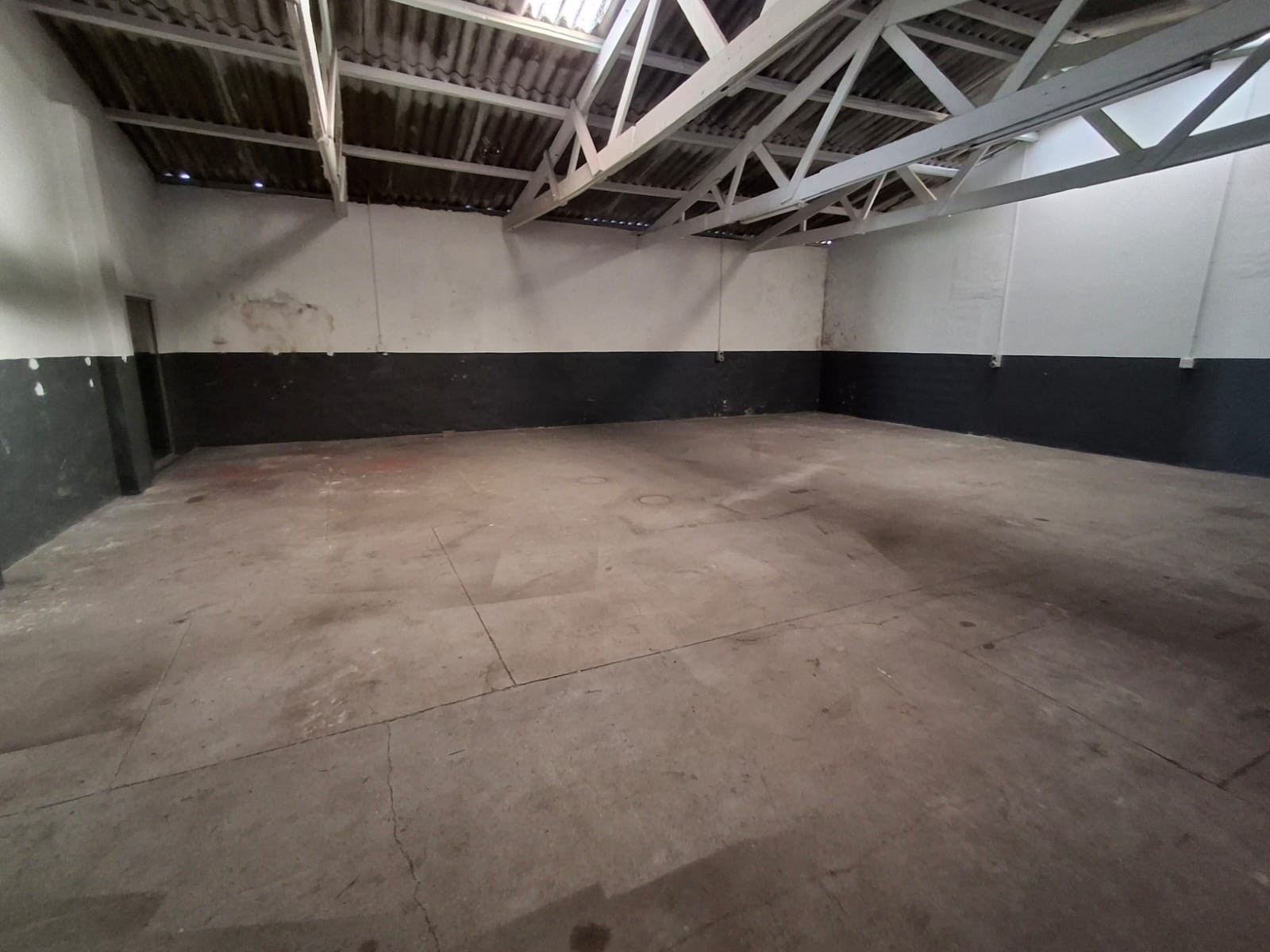Neat warehouse to let