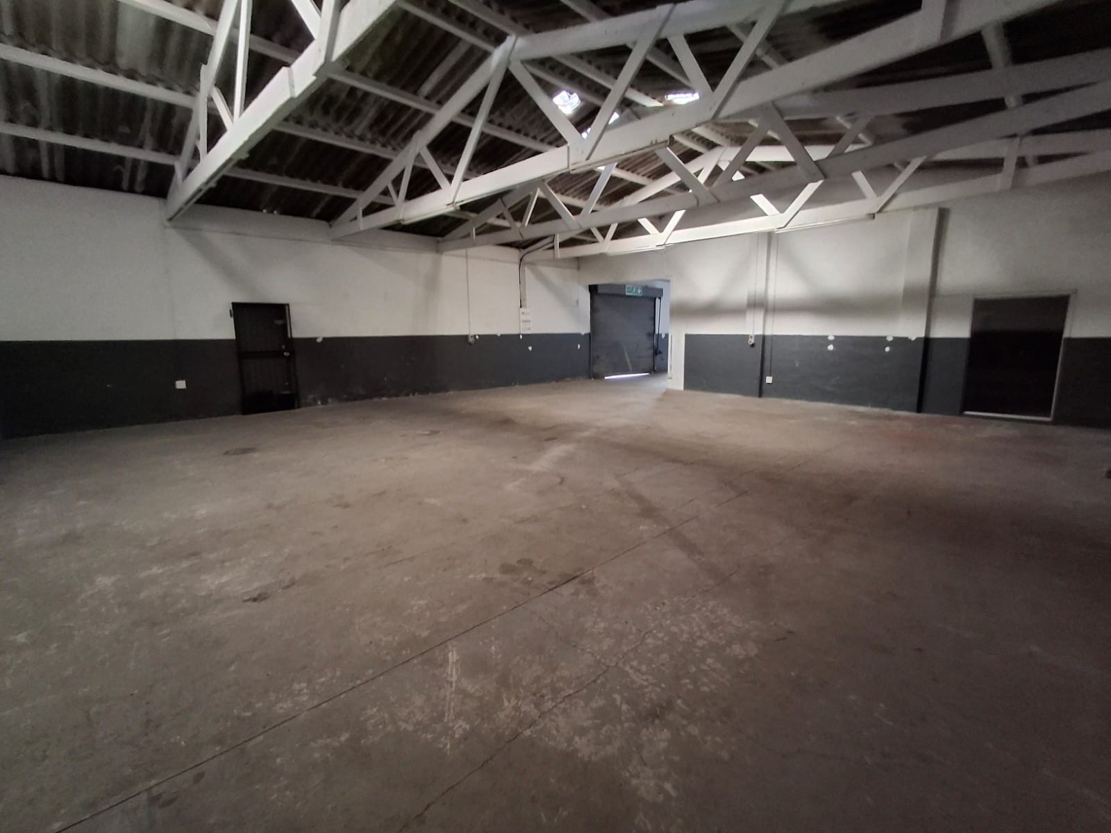 Neat warehouse to let