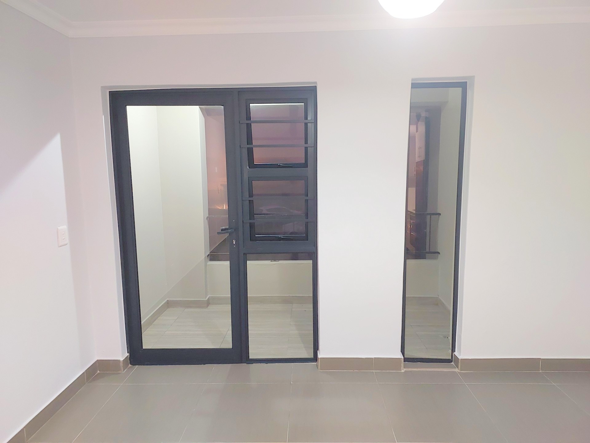 Renovated 1st floor 2 bedroom apartment For Sale in Sandown, Bloubergstrand