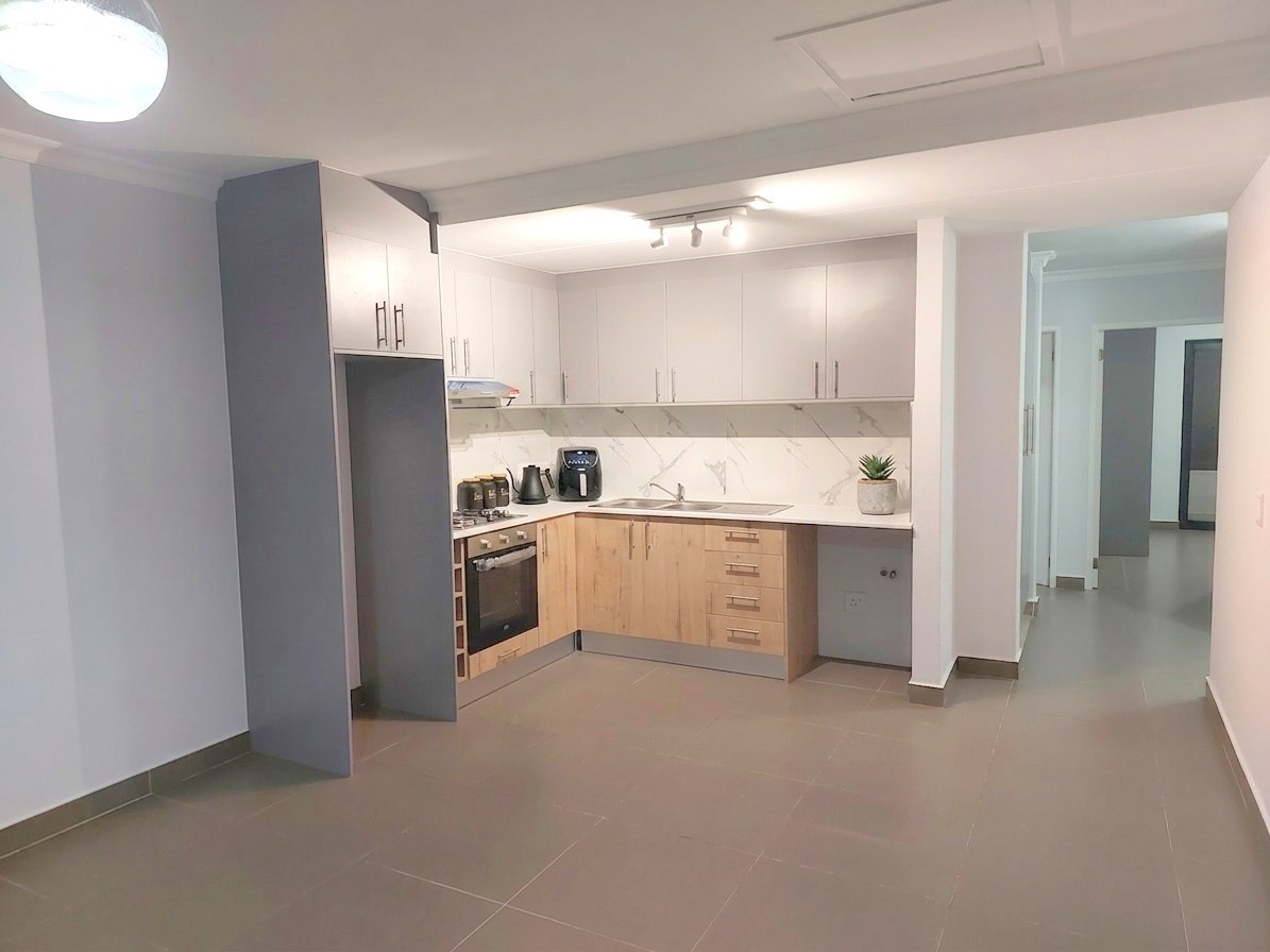 Renovated 1st floor 2 bedroom apartment For Sale in Sandown, Bloubergstrand