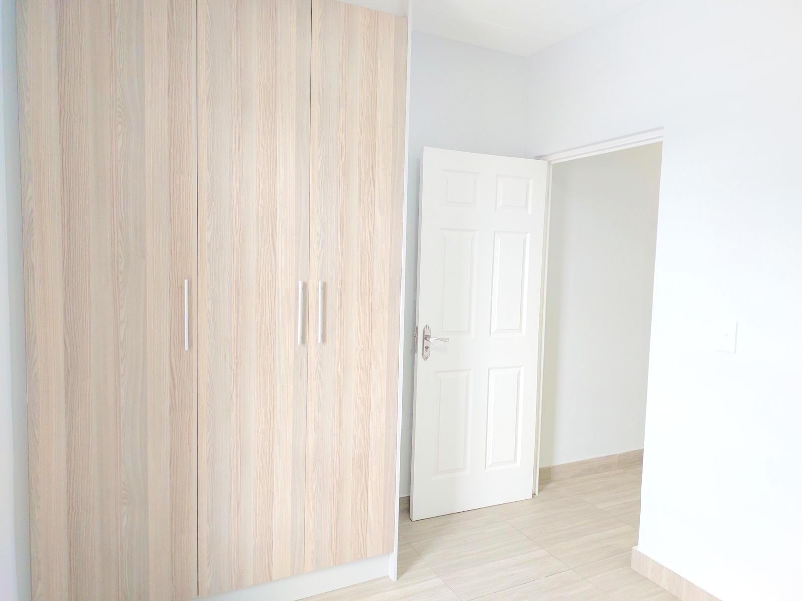 Renovated 1st floor 2 bedroom apartment For Sale in Sandown, Bloubergstrand