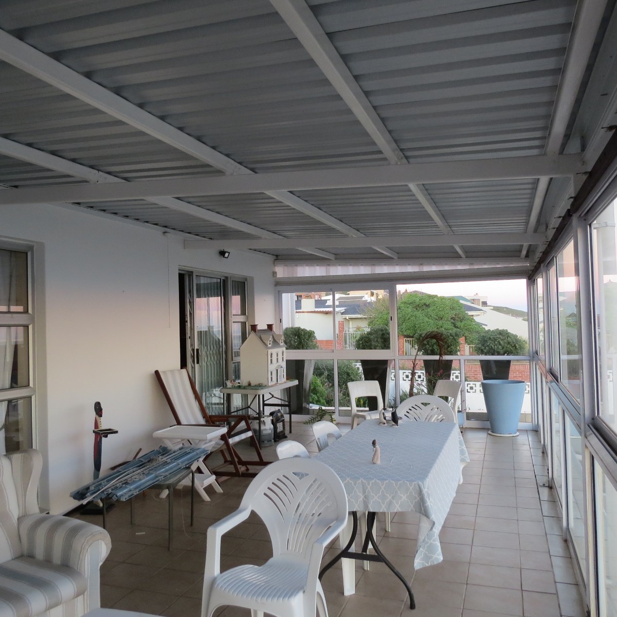 MAGNIFICENT VILLAGE COASTAL HOME WITH PANORAMIC SEAVIEWS