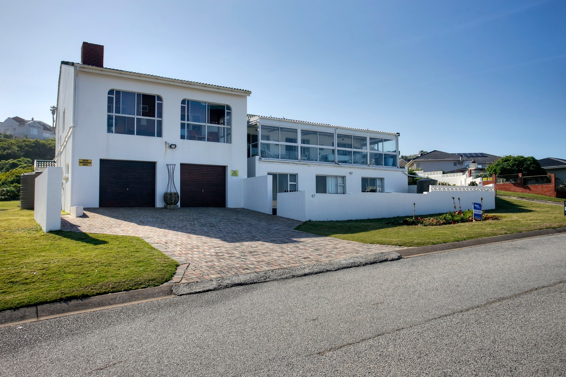 MAGNIFICENT VILLAGE COASTAL HOME WITH PANORAMIC SEAVIEWS