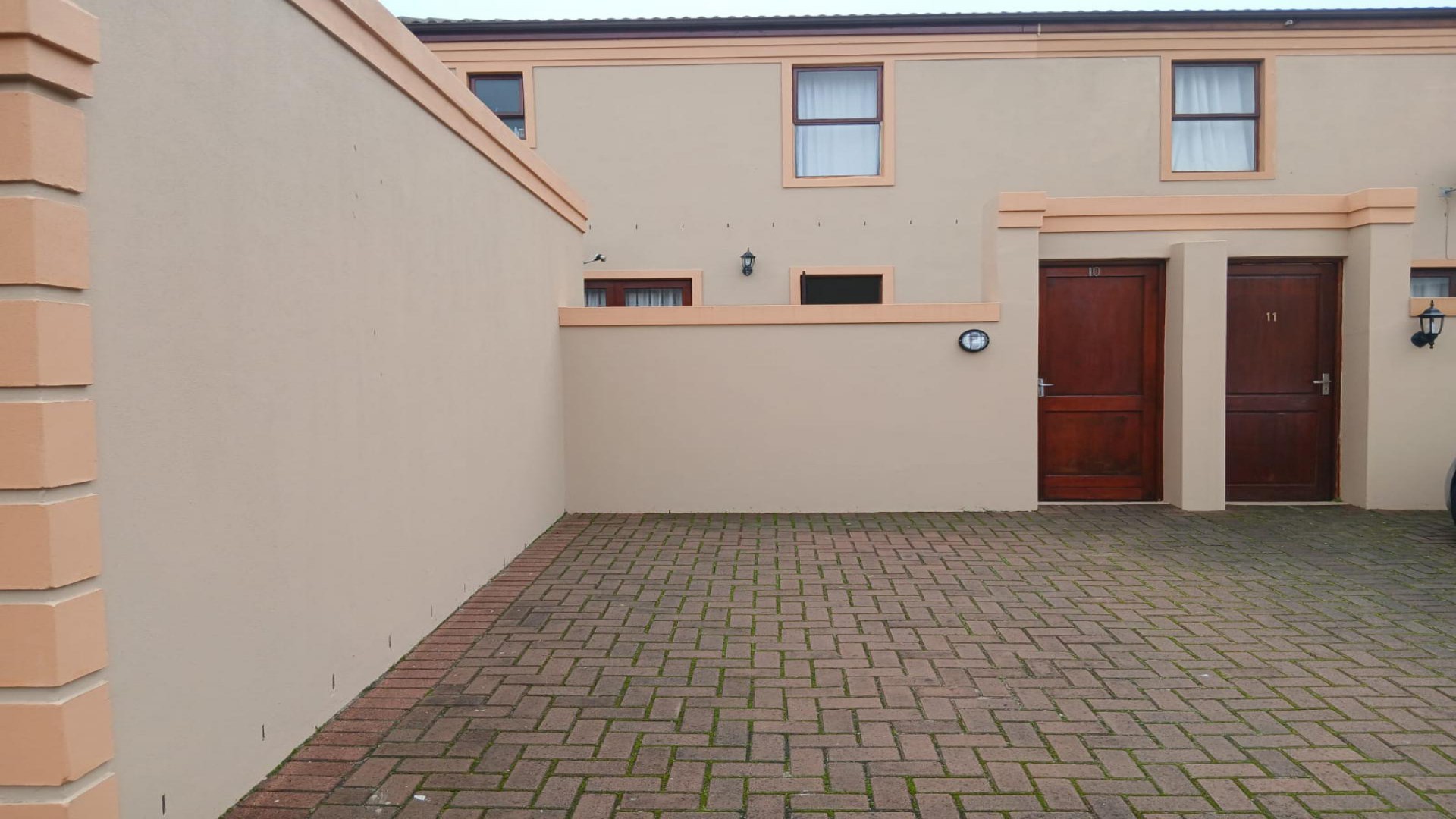 3-Bedroom Townhouse for Sale - Distressed Property Opportunity!