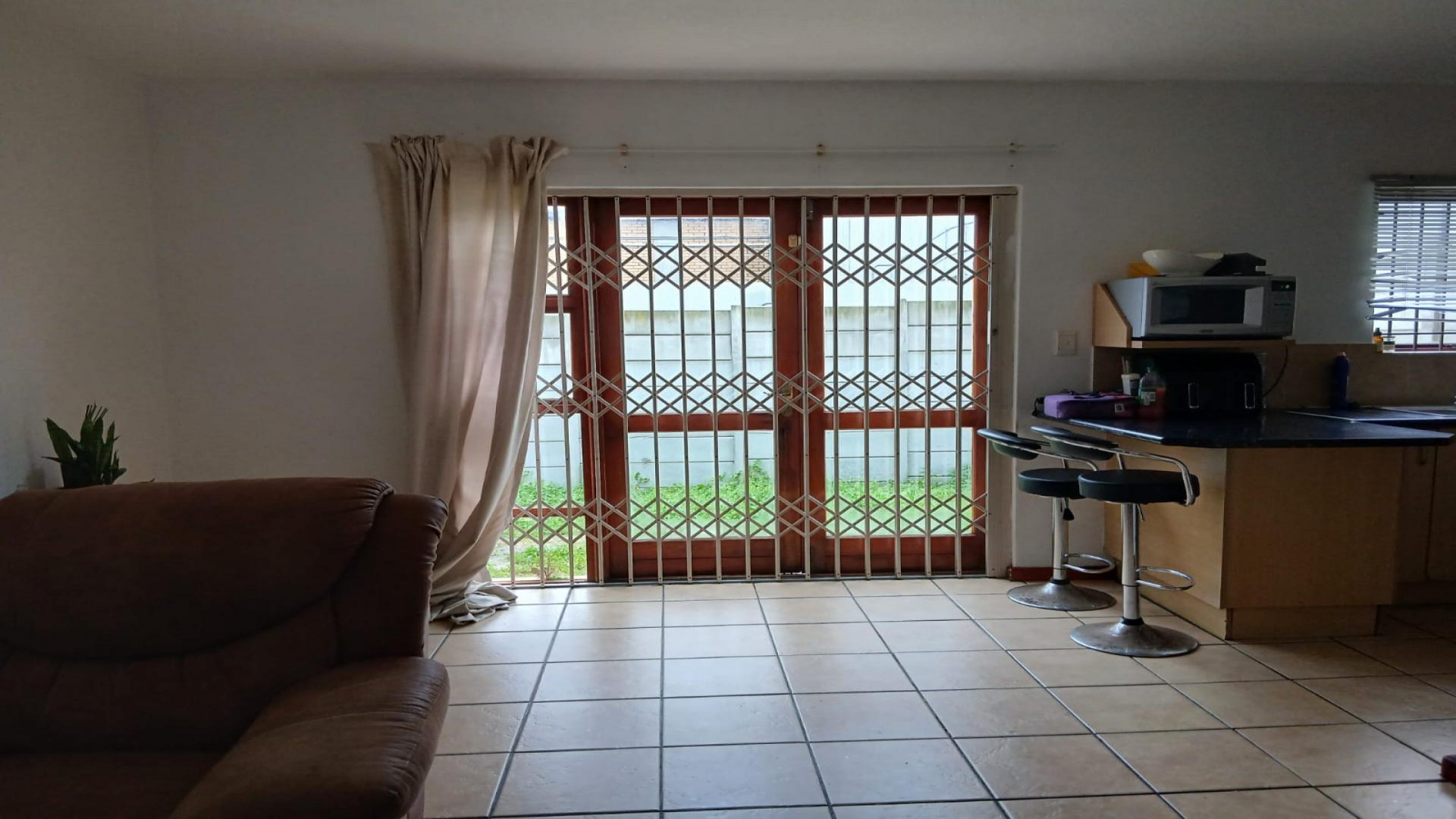 3-Bedroom Townhouse for Sale - Distressed Property Opportunity!