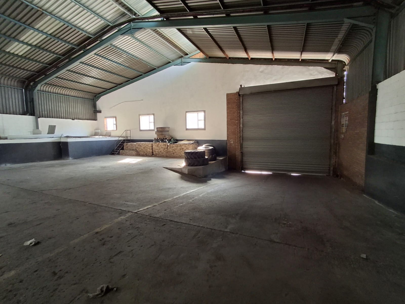 Spacious warehouse to let