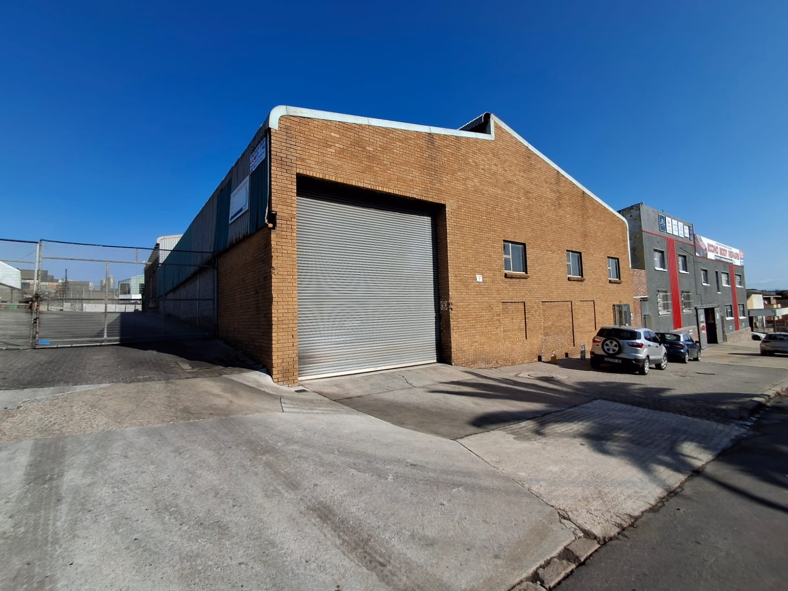 Spacious warehouse to let