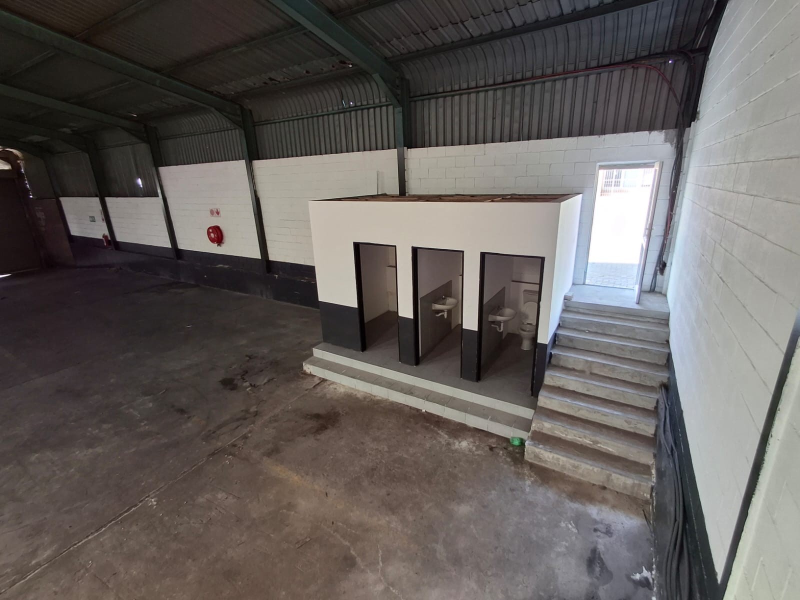 Spacious warehouse to let