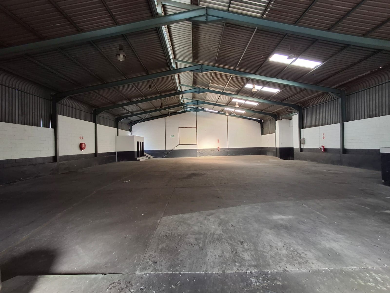 Spacious warehouse to let