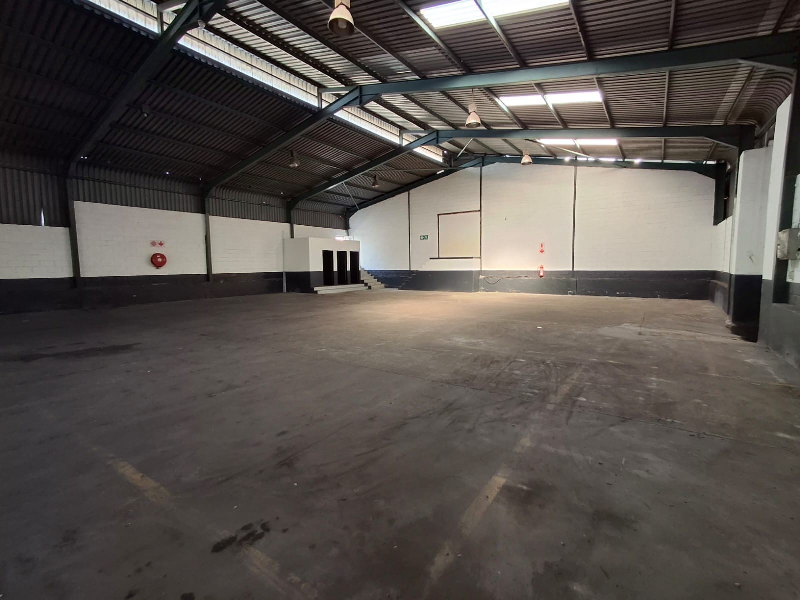 Spacious warehouse to let