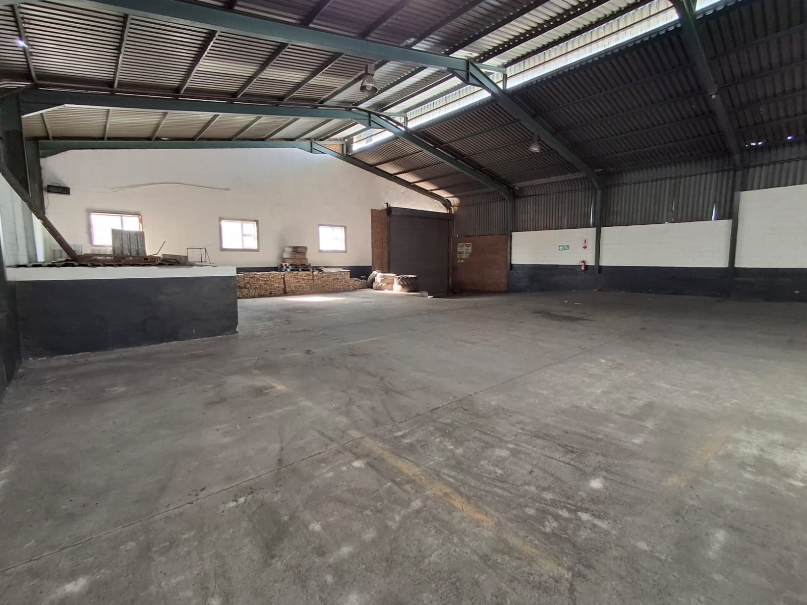 Spacious warehouse to let