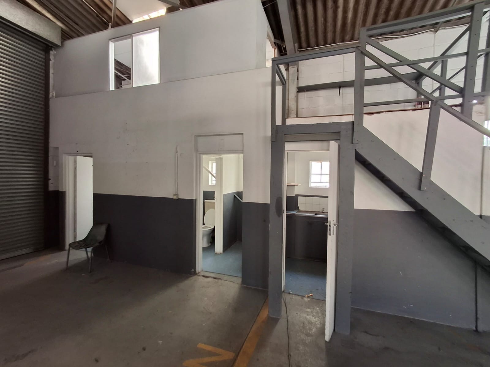 Neat warehouse with reception to let