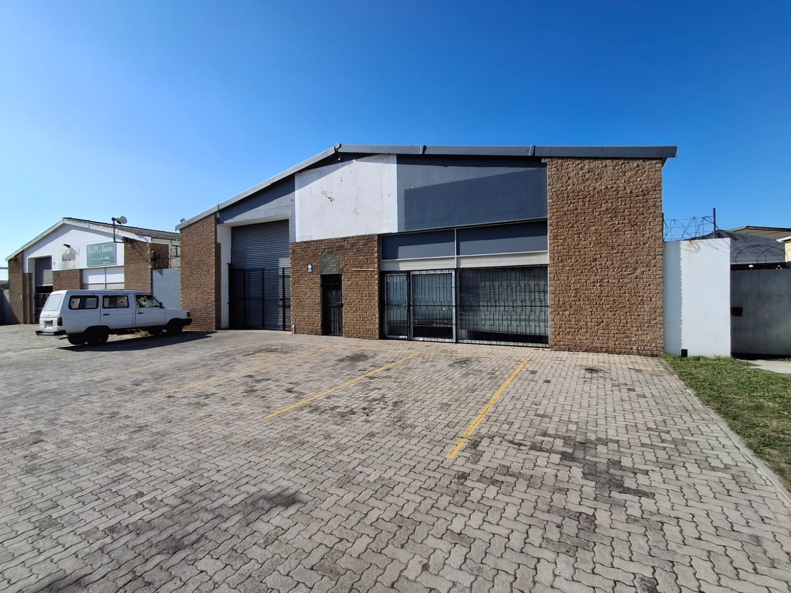 Neat warehouse with reception to let